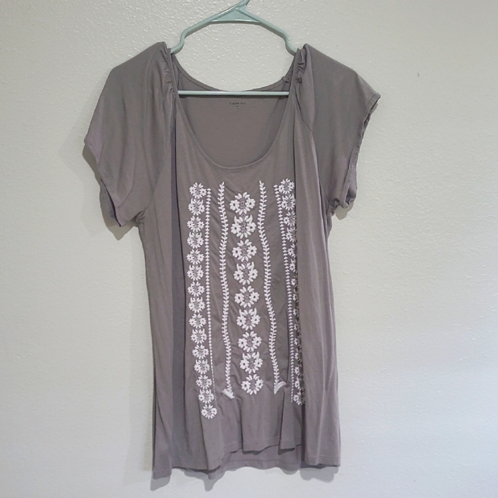 Garnet Hill Taupe Short Sleeve Scoop Neck Top with White Embroidery